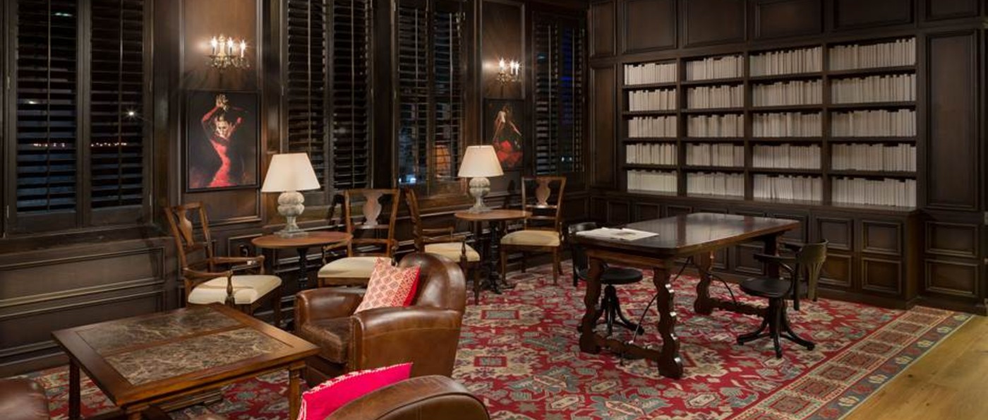 Sitting area in the lobby of Hotel Valencia Riverwalk in San Antonio